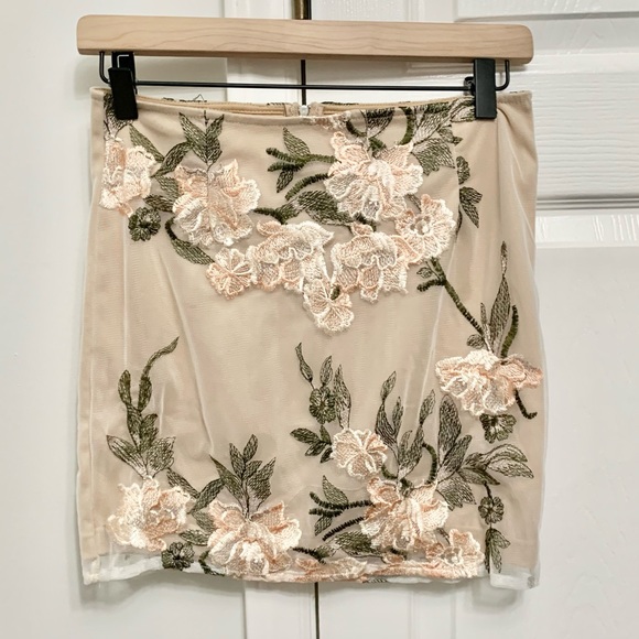 TOBI Floral Embroidered Mesh Mini Skirt S - fits like 6 - Picture 5 of 9